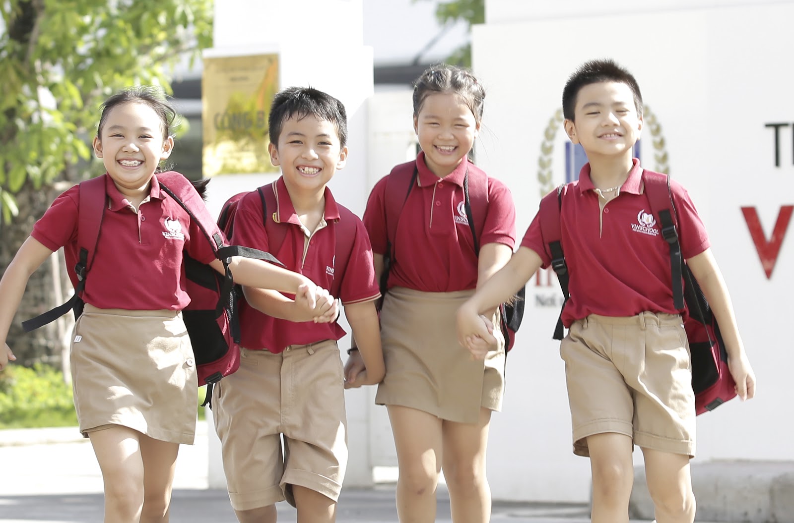 Học sinh Tiểu học vui đùa trong chiếc áo đồng phục của trường